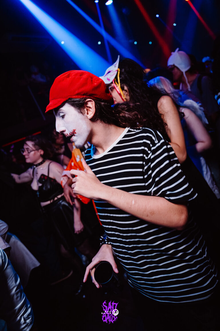 Mímico de boina e listras dança na pista — Sad Baile Joker, Halloween em São Paulo, 17/10/2026