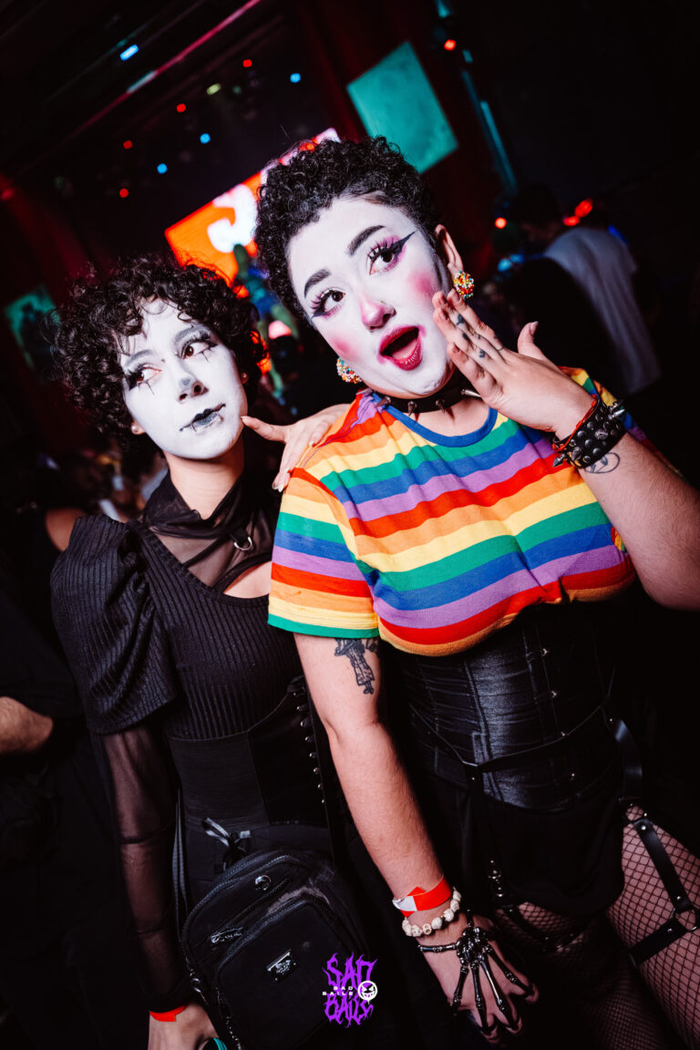 Garota de blusa arco-íris e rosto pintado — Sad Baile Joker, Halloween em São Paulo, 17/10/2026