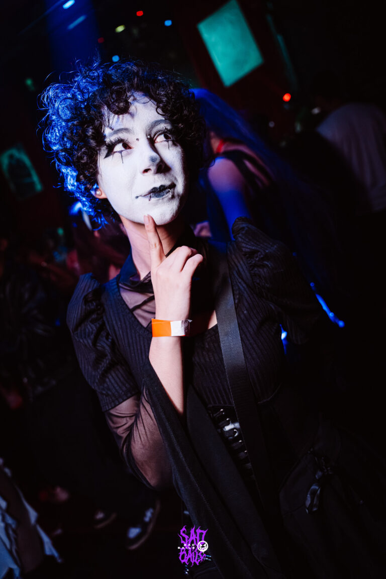 Garota de maquiagem branca e cabelo cacheado — Sad Baile Joker, Halloween em São Paulo, 17/10/2026