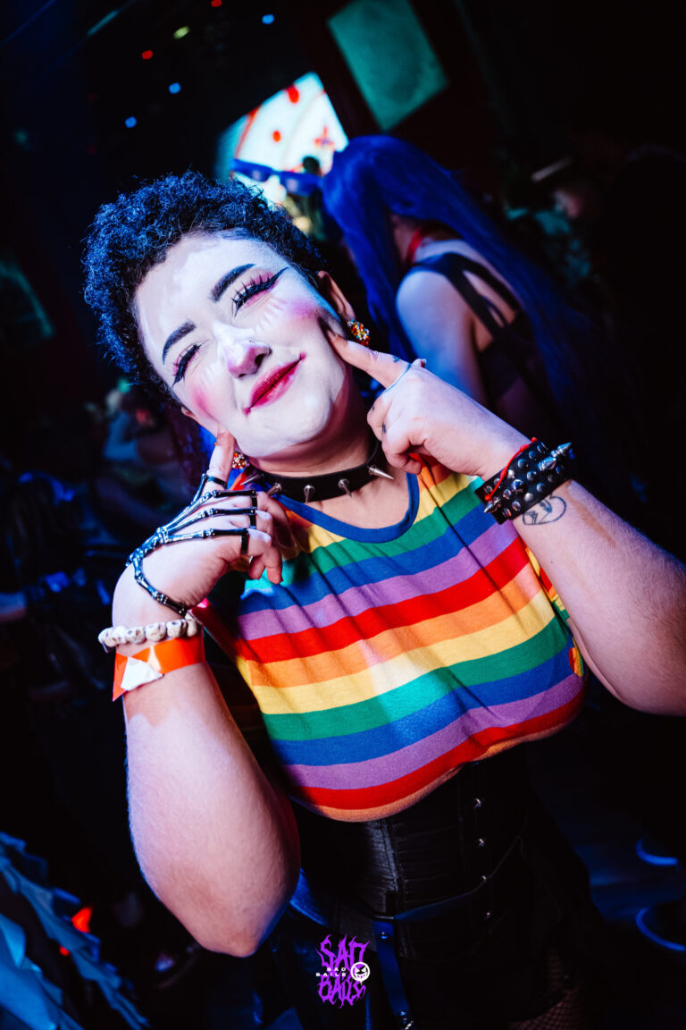 Garota de blusa arco-íris e maquiagem de mímica — Sad Baile Joker, Halloween em São Paulo, 17/10/2026