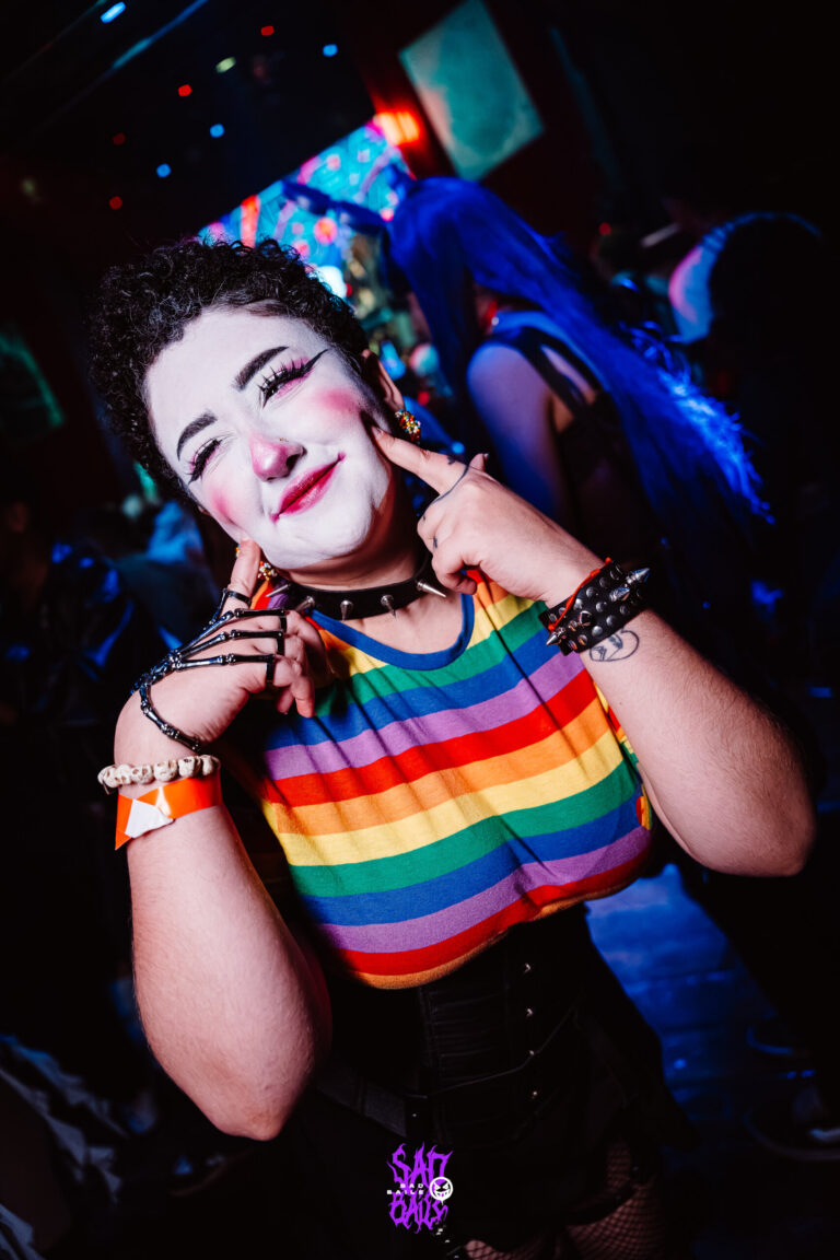 Mímica de blusa arco-íris faz pose — Sad Baile Joker, Halloween em São Paulo, 17/10/2026