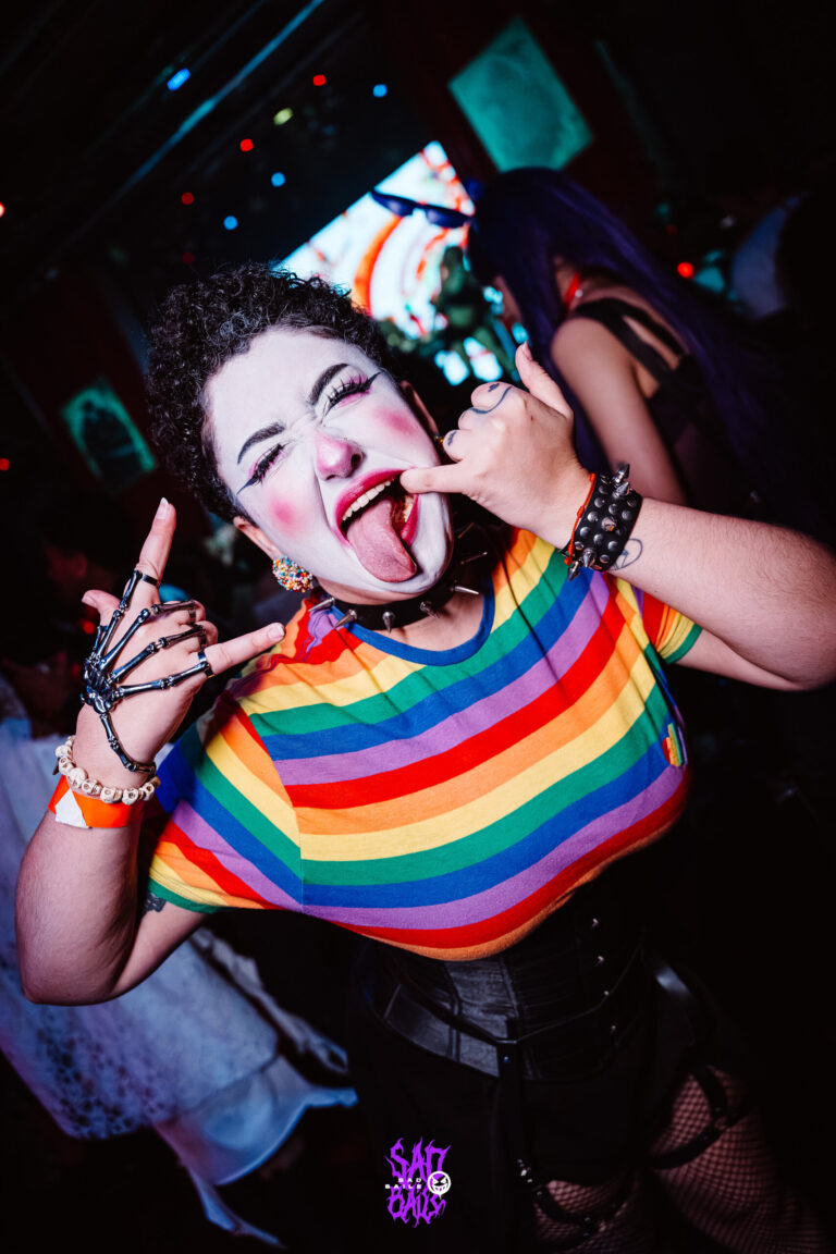 Garota de rosto pintado mostra a língua — Sad Baile Joker, Halloween em São Paulo, 17/10/2026