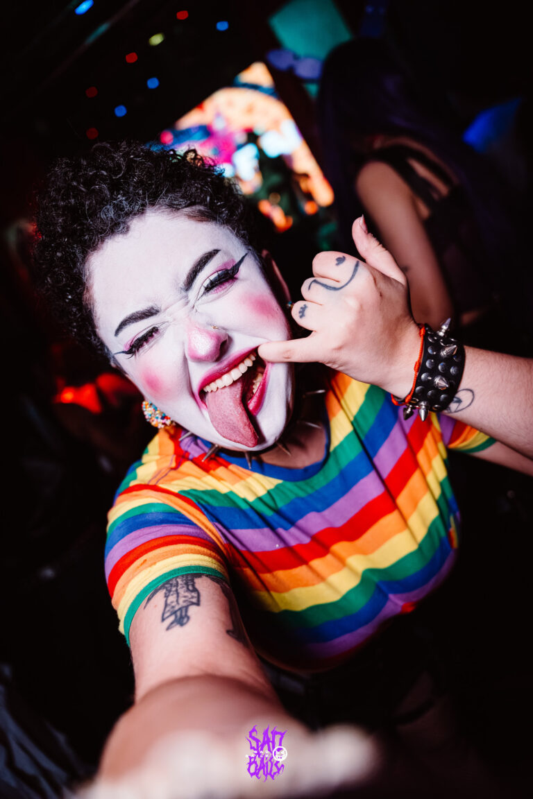 Mímica de blusa listrada colorida faz selfie — Sad Baile Joker, Halloween em São Paulo, 17/10/2026