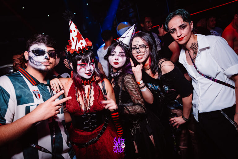 Grupo fantasiado com chapéus de palhaço — Sad Baile Joker, Halloween em São Paulo, 17/10/2026