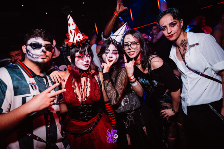 Amigos fantasiados fazem pose na pista — Sad Baile Joker, Halloween em São Paulo, 17/10/2026