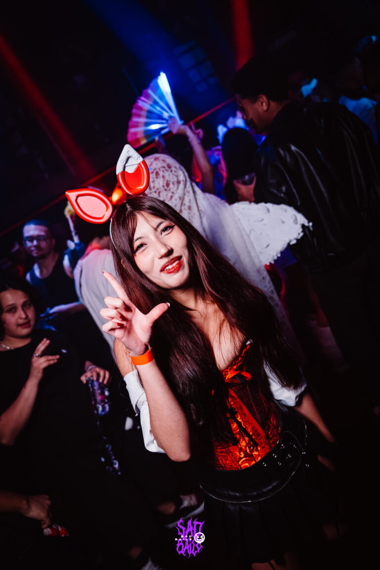 Garota de orelhas de coelho e corset vermelho — Sad Baile Joker, Halloween em São Paulo, 17/10/2026