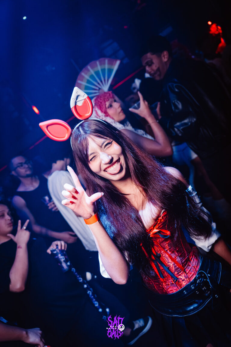 Garota de orelhas de coelho e leque na pista — Sad Baile Joker, Halloween em São Paulo, 17/10/2026