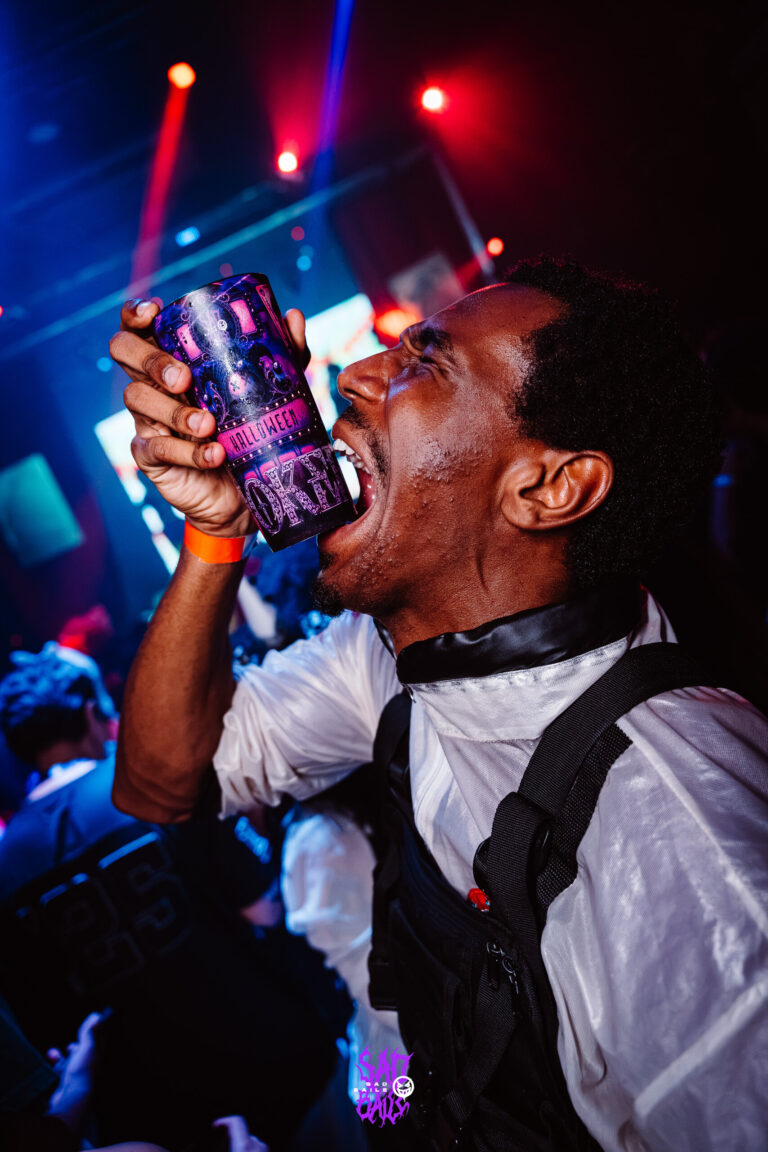 Rapaz bebe do copo Joker na pista — Sad Baile Joker, Halloween em São Paulo, 17/10/2026