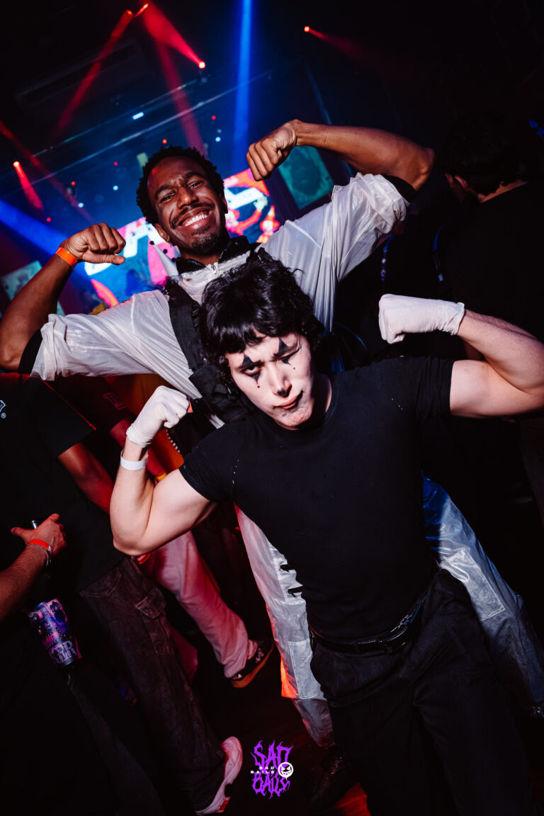 Amigos fazem pose de força na pista — Sad Baile Joker, Halloween em São Paulo, 17/10/2026