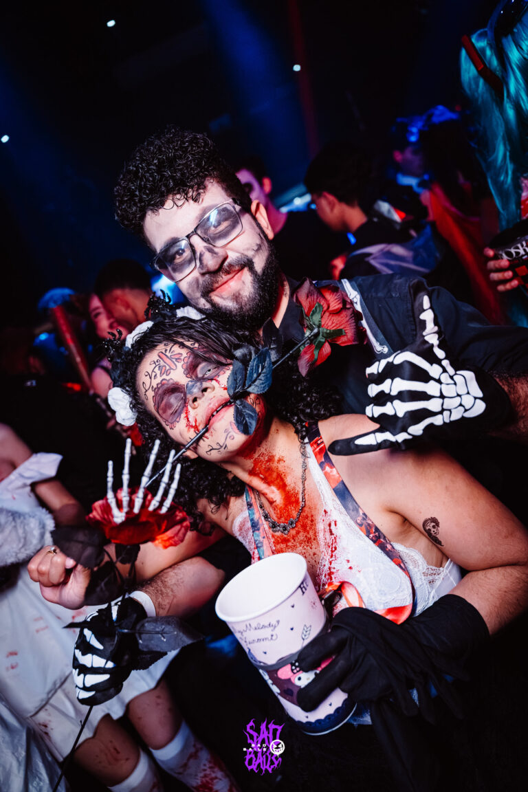 Amigos com fantasia de esqueleto e sangue — Sad Baile Joker, Halloween em São Paulo, 17/10/2026