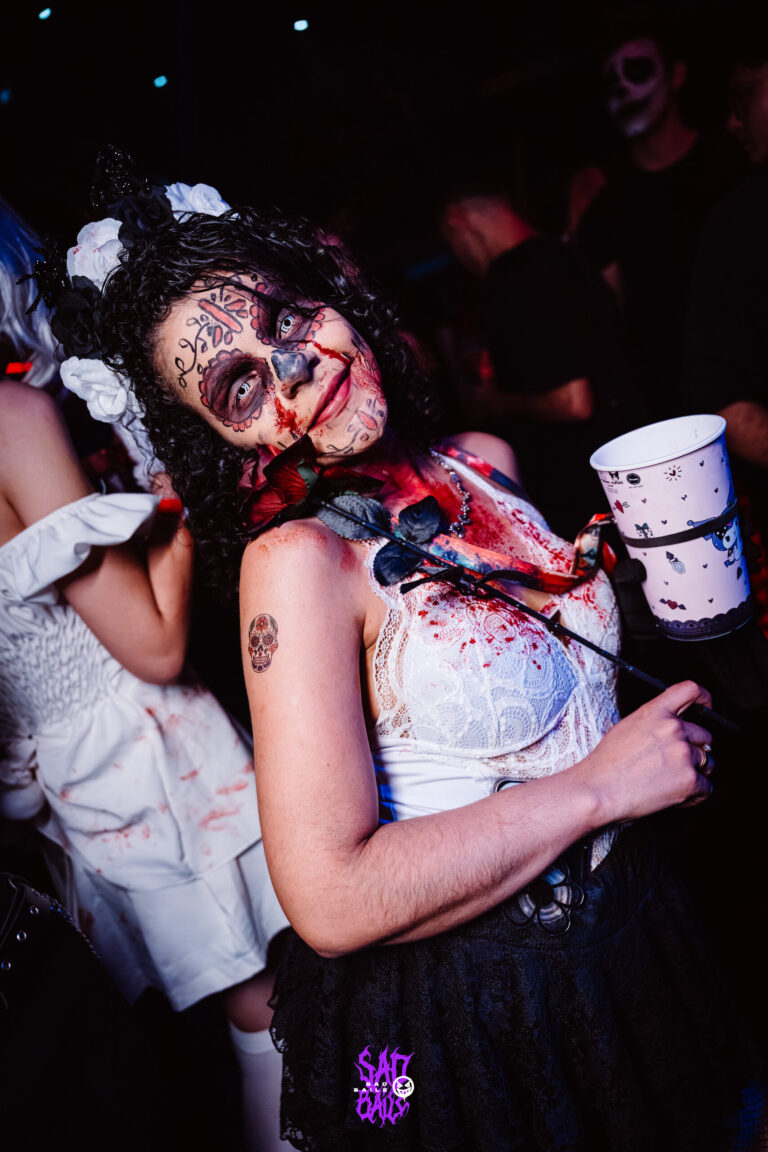 Garota de maquiagem de caveira e laço na cabeça — Sad Baile Joker, Halloween em São Paulo, 17/10/2026