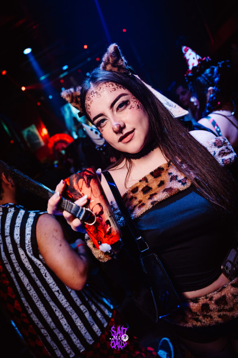 Garota de orelhas de gato e estampa de onça — Sad Baile Joker, Halloween em São Paulo, 17/10/2026