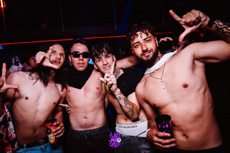 Amigos sem camisa posam na pista — Sad Baile Joker, Halloween em São Paulo, 17/10/2026