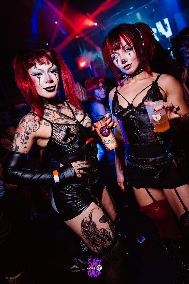 Amigas de maquiagem gótica e cabelo vermelho — Sad Baile Joker, Halloween em São Paulo, 17/10/2026