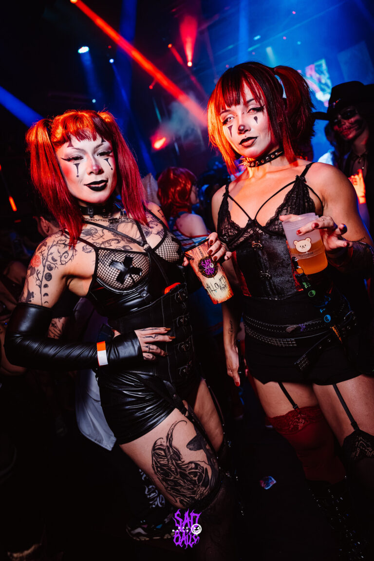 Amigas de cabelo vermelho e roupa de couro — Sad Baile Joker, Halloween em São Paulo, 17/10/2026