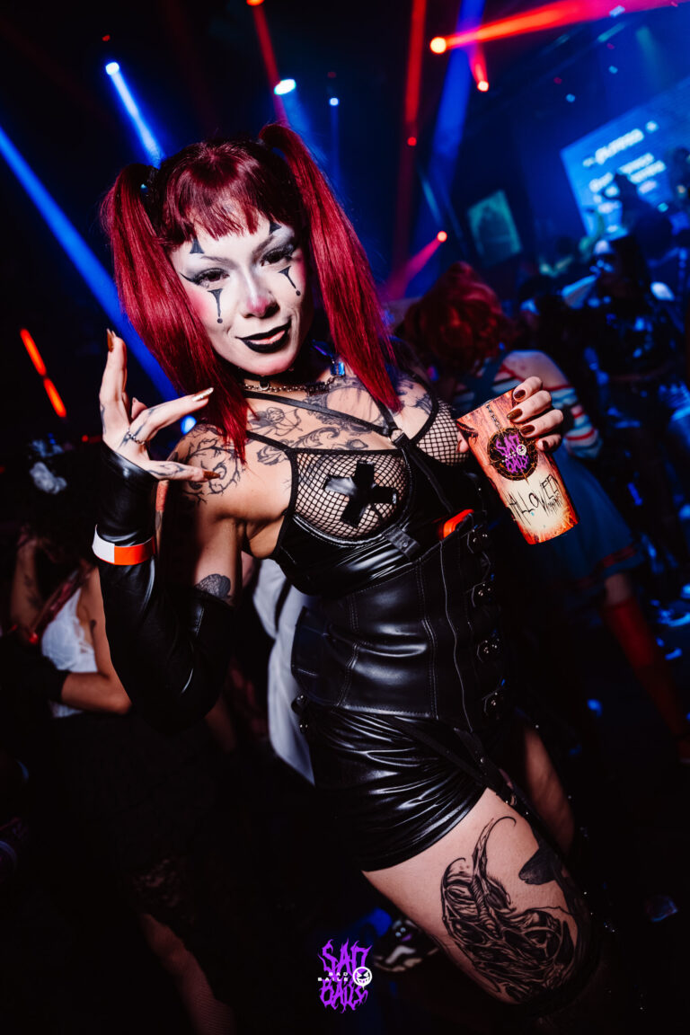 Garota de maquiagem de palhaça gótica e copo — Sad Baile Joker, Halloween em São Paulo, 17/10/2026