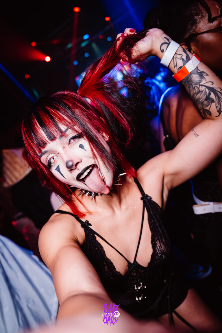 Garota de cabelo vermelho e rosto pintado faz selfie — Sad Baile Joker, Halloween em São Paulo, 17/10/2026