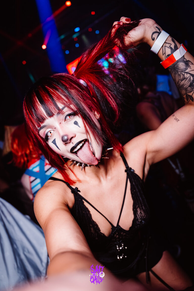 Palhaça gótica de cabelo vermelho faz pose — Sad Baile Joker, Halloween em São Paulo, 17/10/2026
