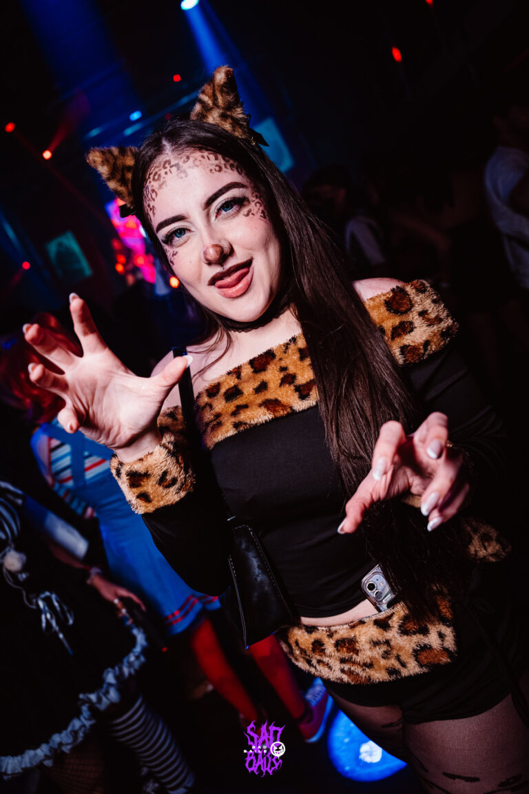 Fantasia de onça com orelhas de gato — Sad Baile Joker, Halloween em São Paulo, 17/10/2026