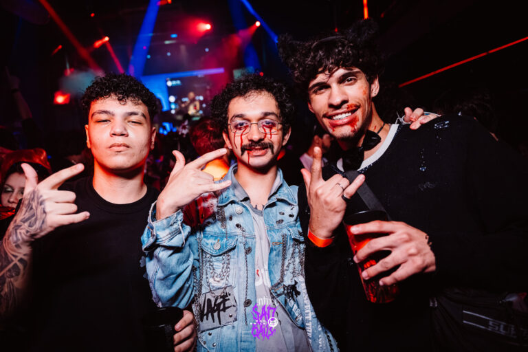 Três amigos posam na pista — Sad Baile Joker, Halloween em São Paulo, 17/10/2026