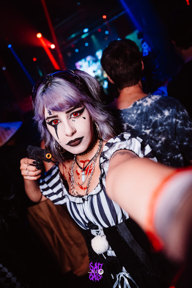 Garota de maquiagem de palhaça e blusa listrada — Sad Baile Joker, Halloween em São Paulo, 17/10/2026