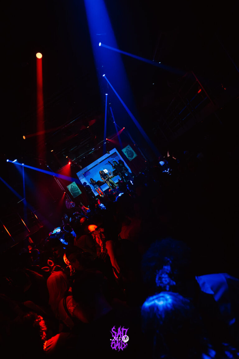 Cabine do DJ sob luz azul — Sad Baile Joker, Halloween em São Paulo, 17/10/2026