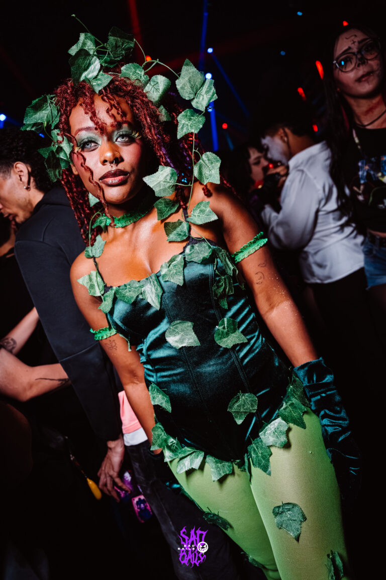 Fantasia de Hera Venenosa com folhas no cabelo — Sad Baile Joker, Halloween em São Paulo, 17/10/2026