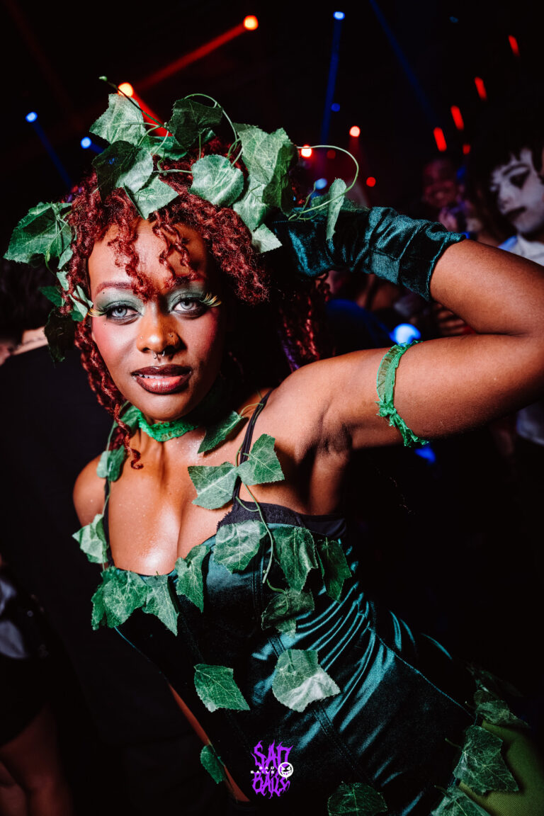 Hera Venenosa de folhas verdes faz pose — Sad Baile Joker, Halloween em São Paulo, 17/10/2026