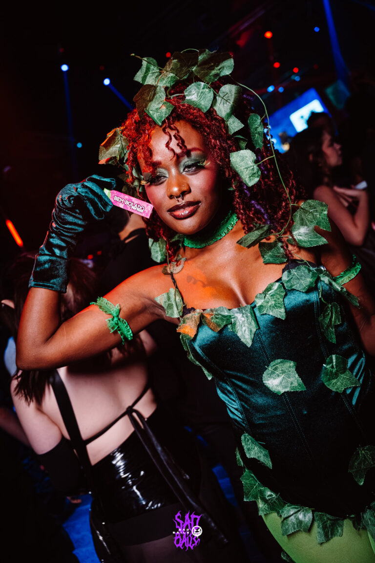 Fantasia de Hera Venenosa sob luz azul — Sad Baile Joker, Halloween em São Paulo, 17/10/2026