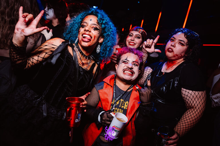 Amigos de cabelo colorido fazem sinal de rock — Sad Baile Joker, Halloween em São Paulo, 17/10/2026