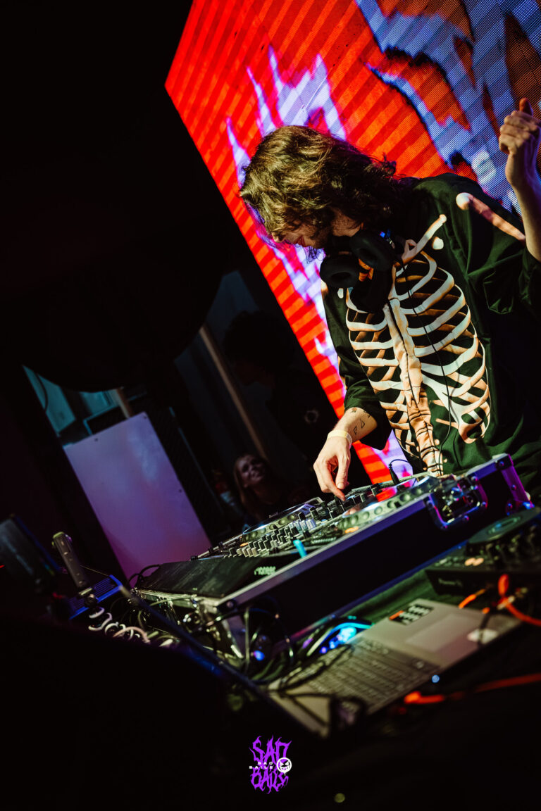 DJ de jaqueta de esqueleto toca na cabine — Sad Baile Joker, Halloween em São Paulo, 17/10/2026