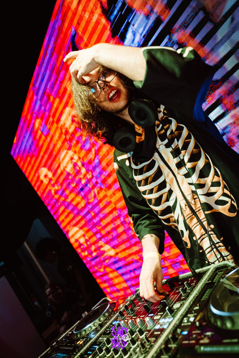 DJ com roupa de esqueleto diante do telão — Sad Baile Joker, Halloween em São Paulo, 17/10/2026