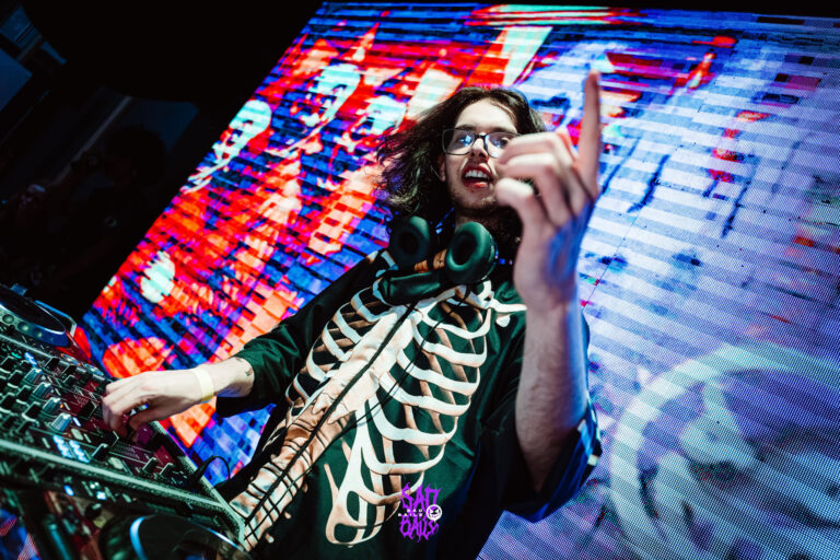 DJ de jaqueta de ossos aponta para a câmera — Sad Baile Joker, Halloween em São Paulo, 17/10/2026