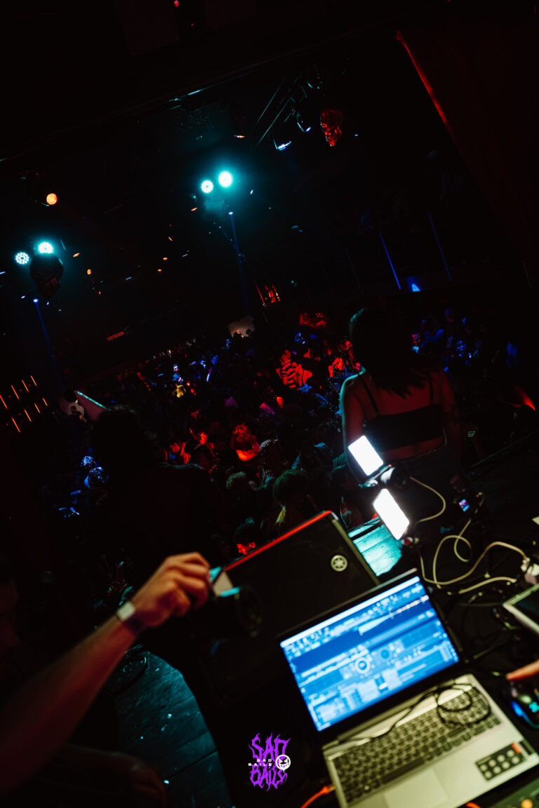 Notebook do DJ na cabine escura — Sad Baile Joker, Halloween em São Paulo, 17/10/2026