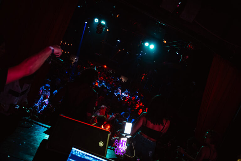 Pista vista da cabine do DJ — Sad Baile Joker, Halloween em São Paulo, 17/10/2026