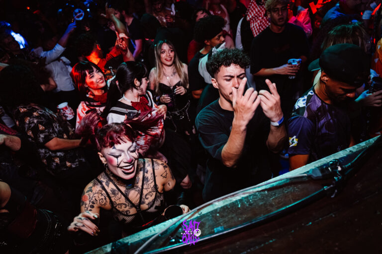 Público dança junto à grade do palco — Sad Baile Joker, Halloween em São Paulo, 17/10/2026