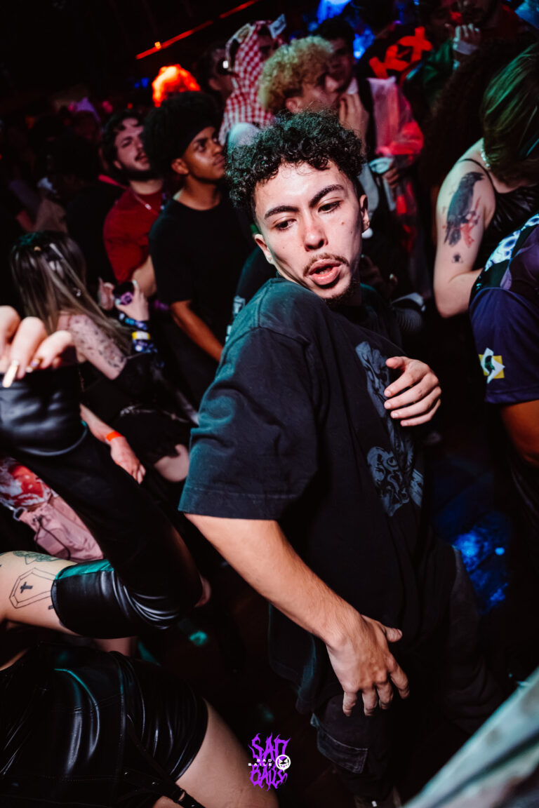Rapaz de camiseta preta dança na pista — Sad Baile Joker, Halloween em São Paulo, 17/10/2026