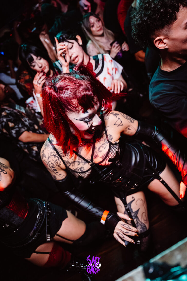 Garota de cabelo vermelho dança na pista lotada — Sad Baile Joker, Halloween em São Paulo, 17/10/2026