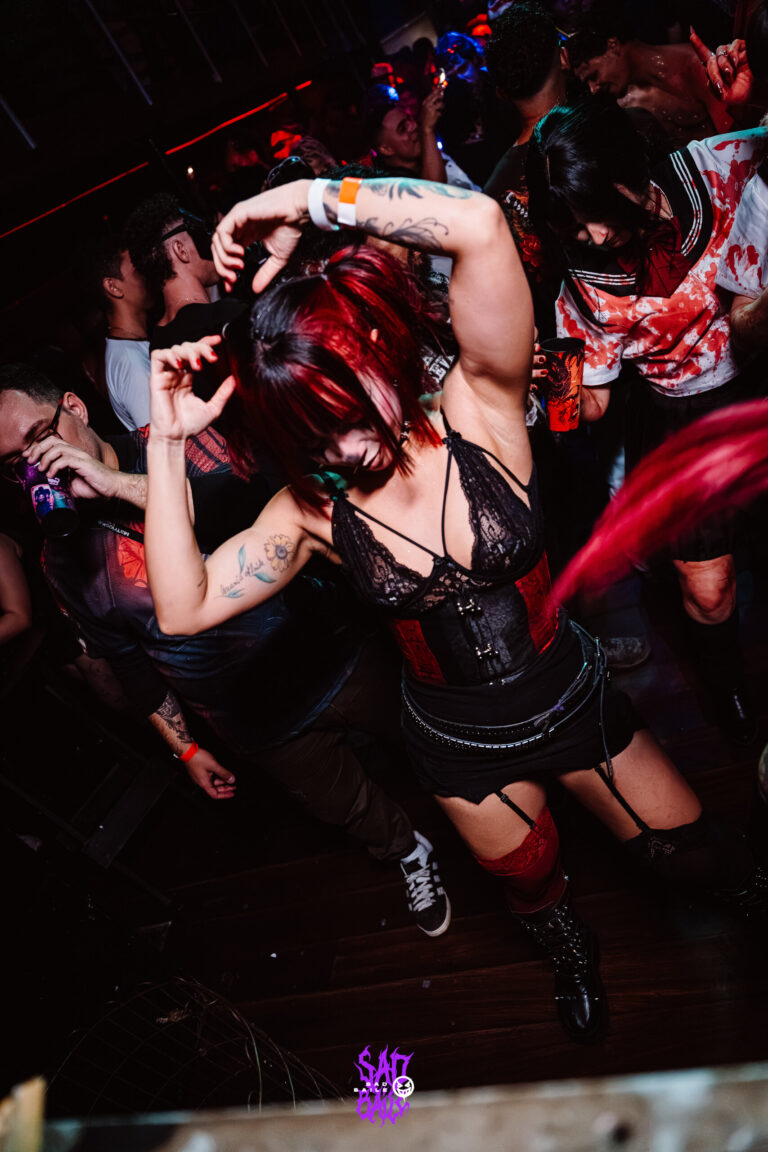 Garota dança com os braços para cima — Sad Baile Joker, Halloween em São Paulo, 17/10/2026