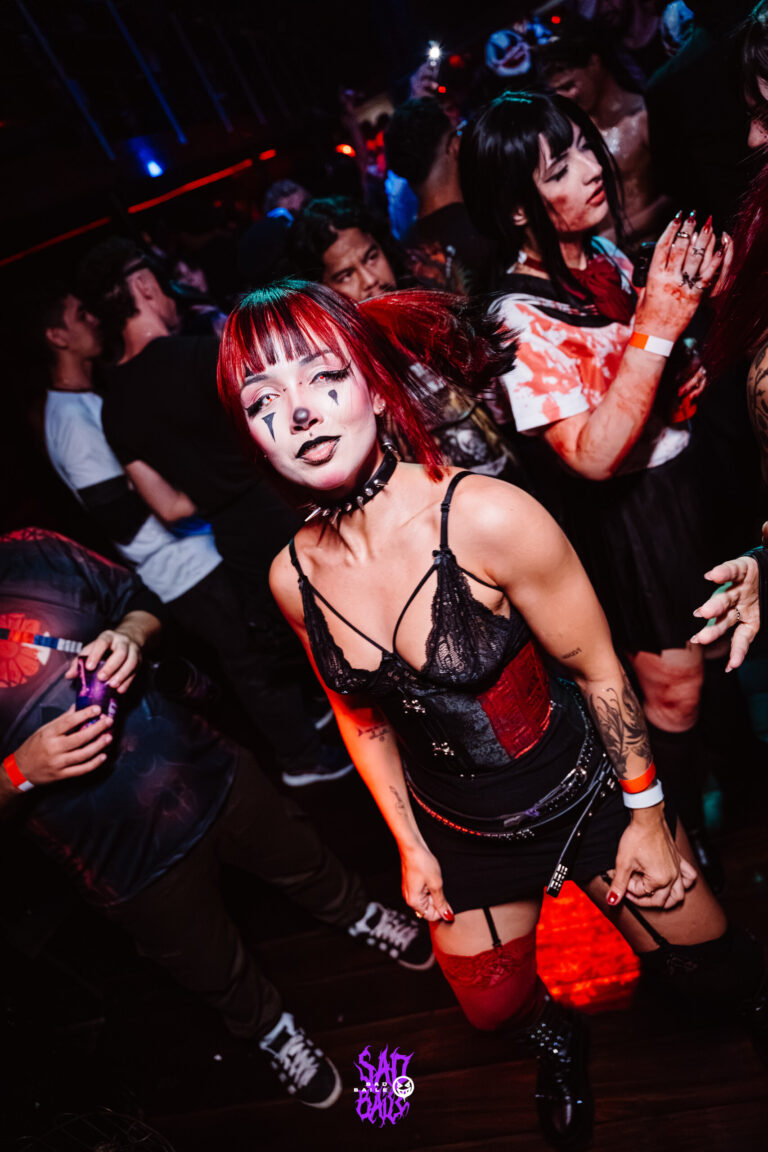 Garota de cabelo vermelho e meias vermelhas na pista — Sad Baile Joker, Halloween em São Paulo, 17/10/2026