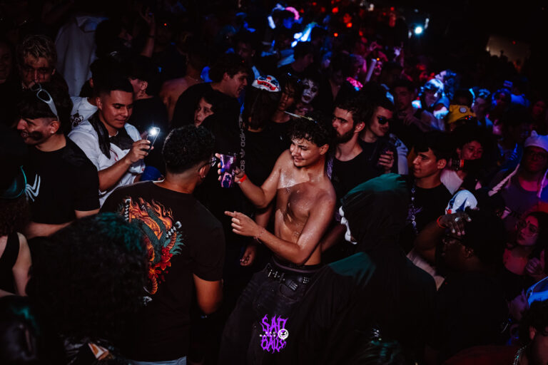 Pista lotada vista do alto — Sad Baile Joker, Halloween em São Paulo, 17/10/2026