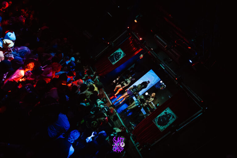 Palco visto do fundo da pista — Sad Baile Joker, Halloween em São Paulo, 17/10/2026