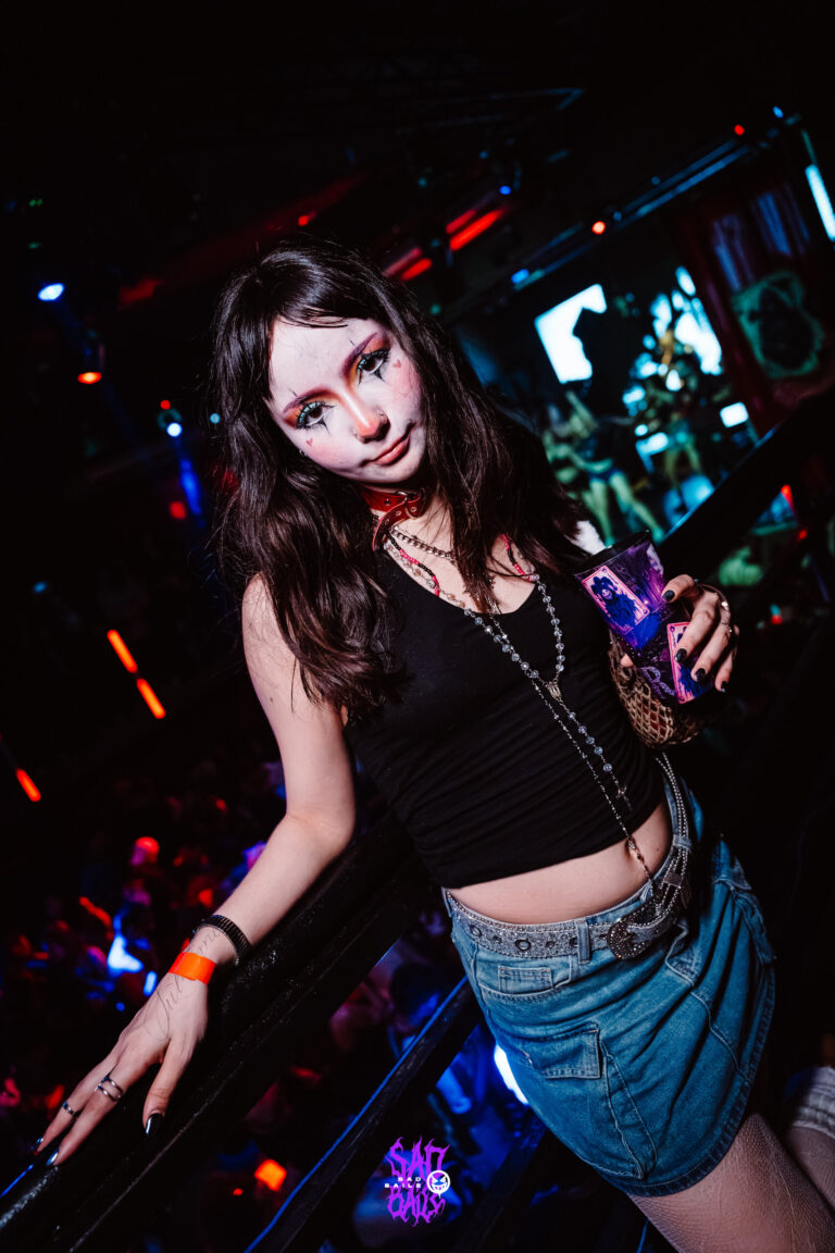 Garota de top preto e saia jeans na pista — Sad Baile Joker, Halloween em São Paulo, 17/10/2026