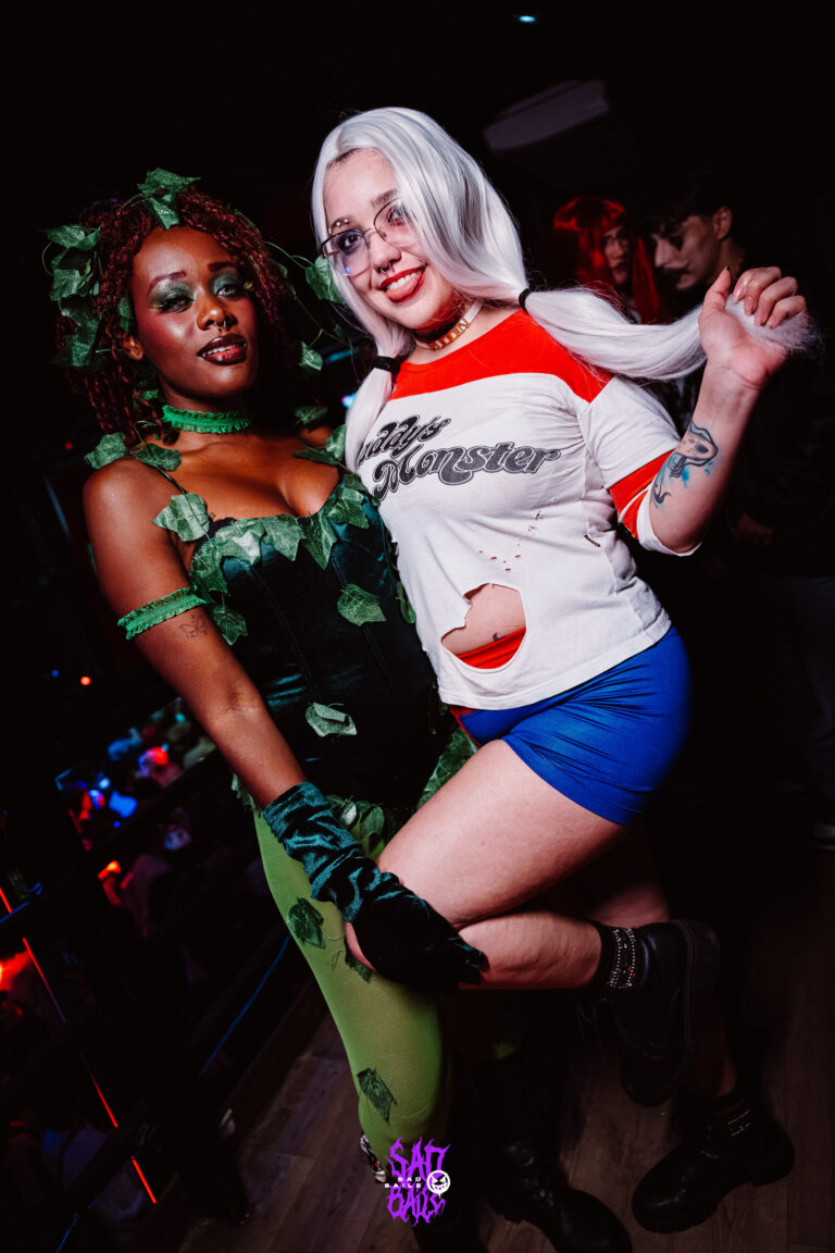 Hera Venenosa e Arlequina posam juntas — Sad Baile Joker, Halloween em São Paulo, 17/10/2026