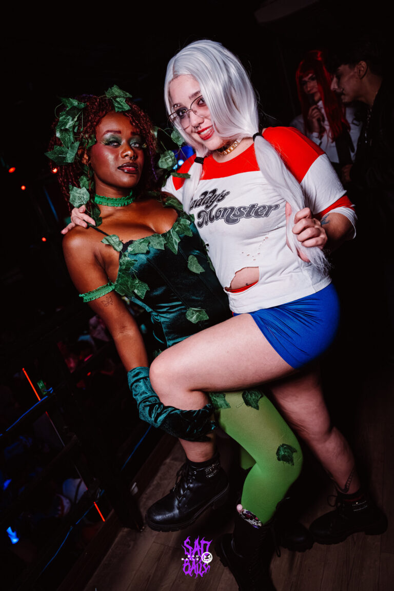 Casal fantasiado de Hera Venenosa e Arlequina — Sad Baile Joker, Halloween em São Paulo, 17/10/2026