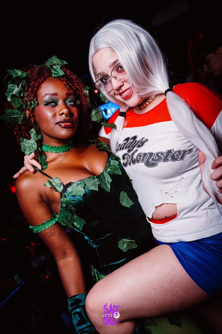 Arlequina e Hera Venenosa abraçadas na pista — Sad Baile Joker, Halloween em São Paulo, 17/10/2026