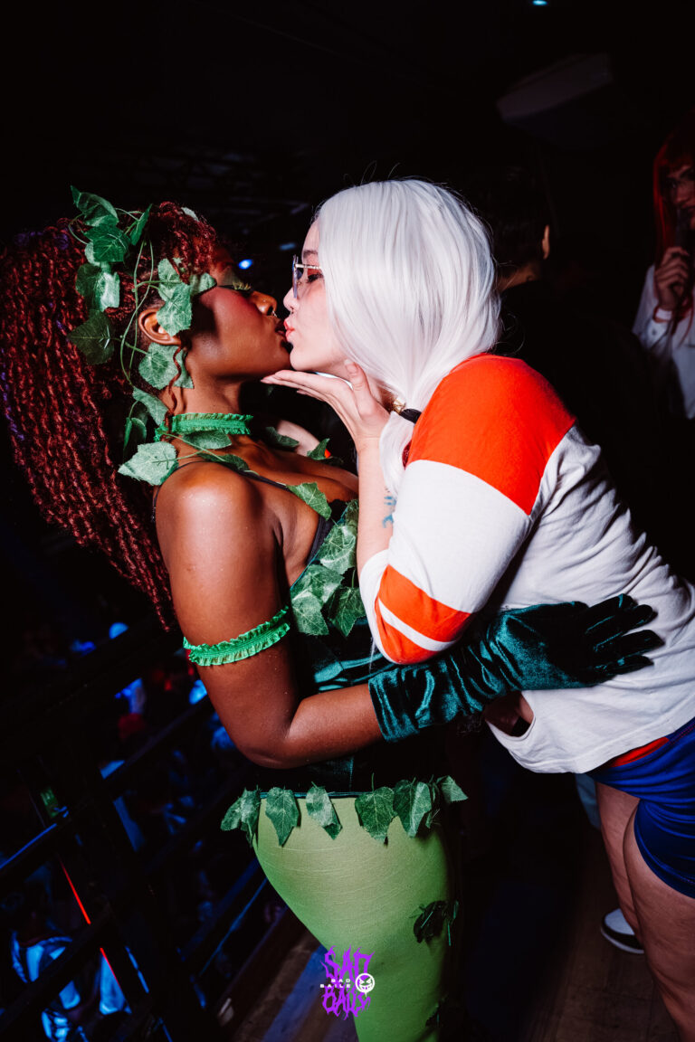 Hera Venenosa e Arlequina se beijam na pista — Sad Baile Joker, Halloween em São Paulo, 17/10/2026