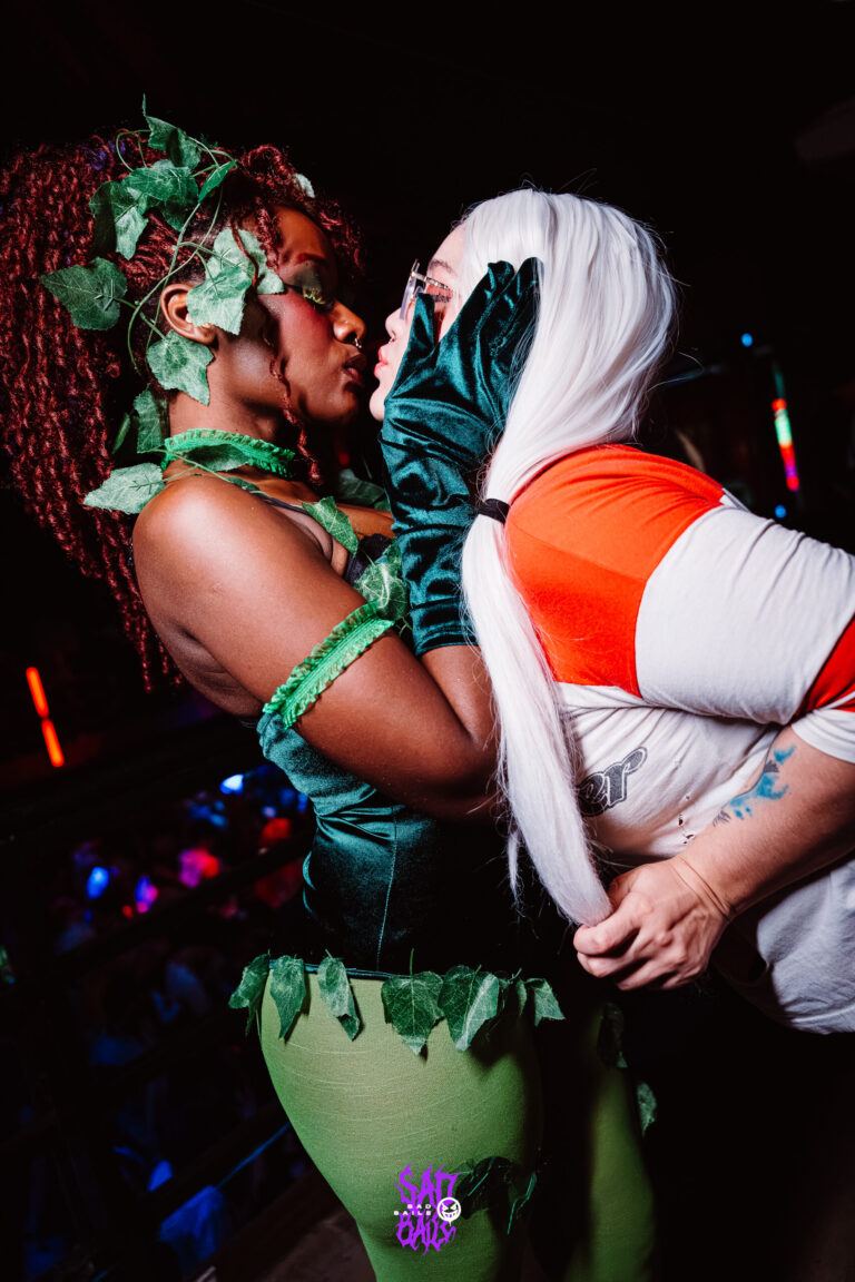 Casal de Hera Venenosa e Arlequina se beija — Sad Baile Joker, Halloween em São Paulo, 17/10/2026