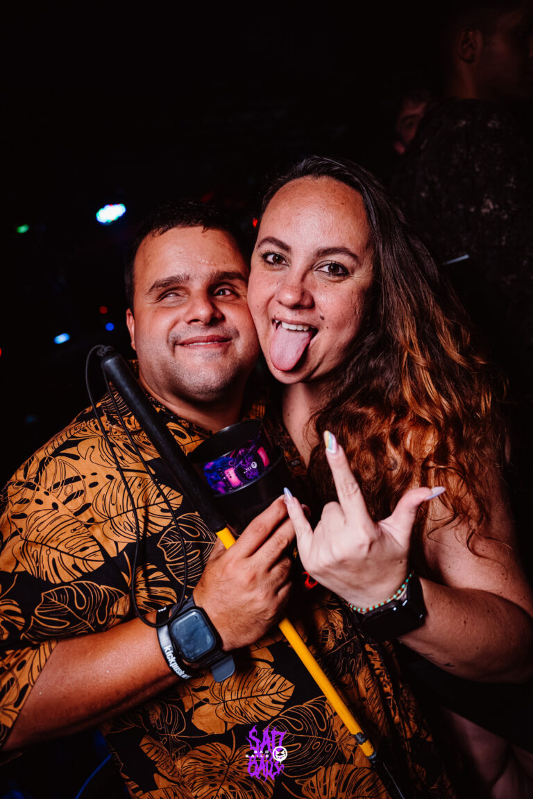 Casal mostra a língua na pista — Sad Baile Joker, Halloween em São Paulo, 17/10/2026