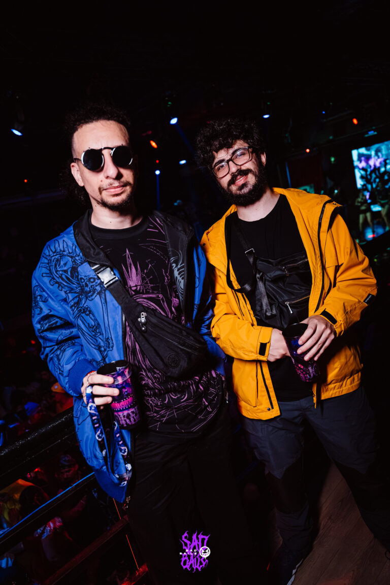 Amigos de jaqueta azul e amarela com copos Joker — Sad Baile Joker, Halloween em São Paulo, 17/10/2026